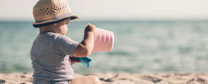 bebé na praia