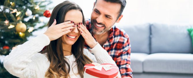 casal com sugestões de prendas de Natal