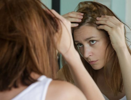 Queda de cabelo no outono: Porque aumenta e como agir